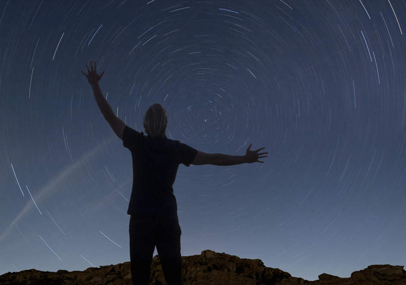 西方人,一个人,站,举,横图,室内,夜晚,仰视,山,山脉,欧洲,欧洲人,仅一个男性,仅一个人,仅一个中年男性,服装,圆形,山峰,星星,山峦,注视,休闲装,衣服,蓝色,蓝天,天空,群山,天,观察,看,托,站着,休闲,休闲服,服饰,观看,恒星,察看,关注,男人,男性,中年男性,白种人,举起,举手,举着,向上举,向上伸,向上托,站立,半身,彩图,低角度拍摄