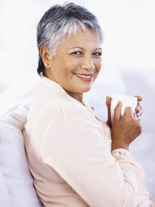 西方人,一个人,客厅,坐,笑,微笑,露齿笑,竖图,室内,白天,侧面,靠垫,沙发,杯子,欧洲,欧洲人,仅一个女性,仅一个人,握,服装,朦胧,模糊,瓷器,咖啡杯,靠枕,陶瓷制品,拿,拿着,扭头,注视,休闲装,一个,衣服,白色,垫子,枕头,观察,看,转头,休闲,休闲服,握着,服饰,仅一个老年女性,单个,观看,察看,起居室,关注,瓷杯,布艺沙发,客堂,老年女性,女人,女性,白种人,坐着,半身,彩图