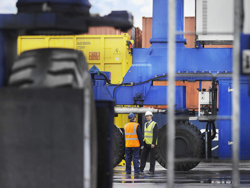 西方人,背部,两个人,伙伴,朋友,码头,站,横图,室外,白天,正面,工作服,制服,友谊,合作,团队,机器,港口,帽子,欧洲,欧洲人,头盔,注视,安全帽,观察,看,站着,机械,战略,观看,察看,关注,联合,合谋,工作制服,配合,协作,男人,男性,中年男性,白种人,站立,彩图,全身,工作套服,摆渡口,埠头,渡口,渡头,港湾,海港,货运码头,口岸,商港,安全服,反光背心,反光服,反光衣