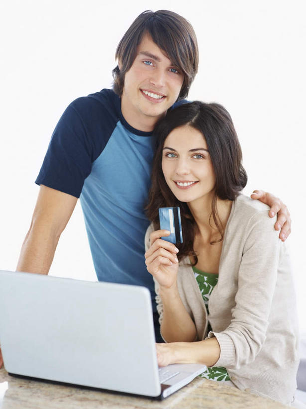 西方人,两个人,坐,笑,微笑,露齿笑,竖图,室内,白天,正面,爱情,信用卡,电脑,笔记本电脑,桌面,桌子,欧洲,欧洲人,一张,撑,服装,网络,木制,墙,浪漫,注视,休闲装,通讯设备,墙壁,墙面,衣服,白色,木制品,观察,看,靠,靠着,休闲,温暖,温馨,休闲服,卡,恩爱,搭,储蓄卡,恋人,服饰,观看,一台,和睦,察看,无线,撑着,搭着,关注,通信设备,无线网络,无线上网,便携式电脑,银行卡,手提电脑,男人,男性,年轻男性,年轻女性,女人,女性,白种人,情侣,坐着,半身,彩图,伴侣,融洽