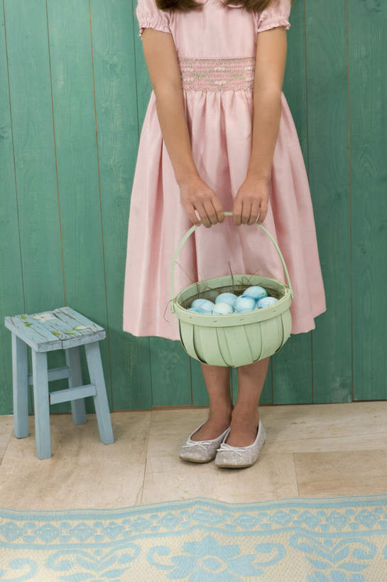 西方人,儿童,一个人,站,笑,交叉,微笑,露齿笑,竖图,室内,白天,正面,裙子,纯洁,竹子,欧洲,欧洲人,仅一个女性,仅一个人,握,竹制,连衣裙,编织,木制,板凳,篮子,凳子,墙,拿,拿着,墙壁,墙面,一个,小孩,粉色,蓝色,木制品,竹篮,站着,仅一个小孩,可爱,童年,童趣,握着,单个,竹条,交织,竹制品,童真,烂漫,无邪,穿插,天真,女孩,女人,女性,白种人,孩子,站立,半身,彩图,女生