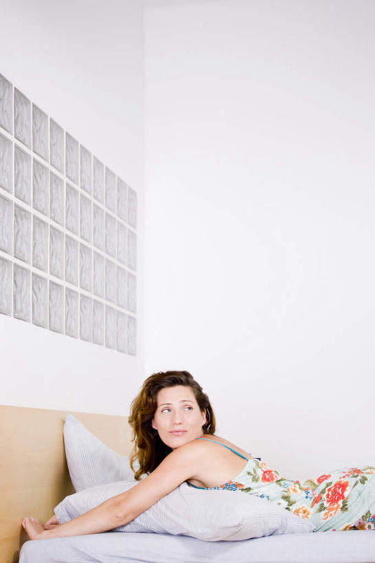 西方人,一个人,躺,笑,微笑,露齿笑,竖图,室内,白天,侧面,床,靠垫,卧室,欧洲,欧洲人,仅一个年轻女性,仅一个女性,仅一个人,撑,墙,双人床,床单,靠枕,扭头,注视,被子,墙壁,墙面,白色,垫子,枕头,观察,看,趴着,转头,观看,察看,撑着,被单,关注,卧着,年轻女性,女人,女性,白种人,趴,躺着,卧,半身,彩图,睡房,卧房