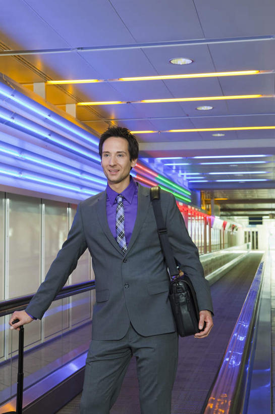 西方人,背部,一个人,商务人士,商务男性,机场,站,笑,微笑,露齿笑,竖图,室内,白天,正面,衬衫,电梯,飞机场,照明,欧洲,欧洲人,仅一个男性,仅一个人,仅一个中年男性,握,套装,朦胧,模糊,包,书包,电动扶梯,灯光,自动扶梯,运输工具,拿,拿着,注视,顶灯,灯,一个,背包,灯具,观察,看,站着,握着,单个,观看,单肩包,照亮,察看,照明设备,关注,商务装,工薪阶层,男人,男性,中年男性,白种人,白领,上班族,航空站,空港,站立,半身,彩图,衬衣,扶手电梯,升降设备,运输带,自动行人电梯,电扶梯