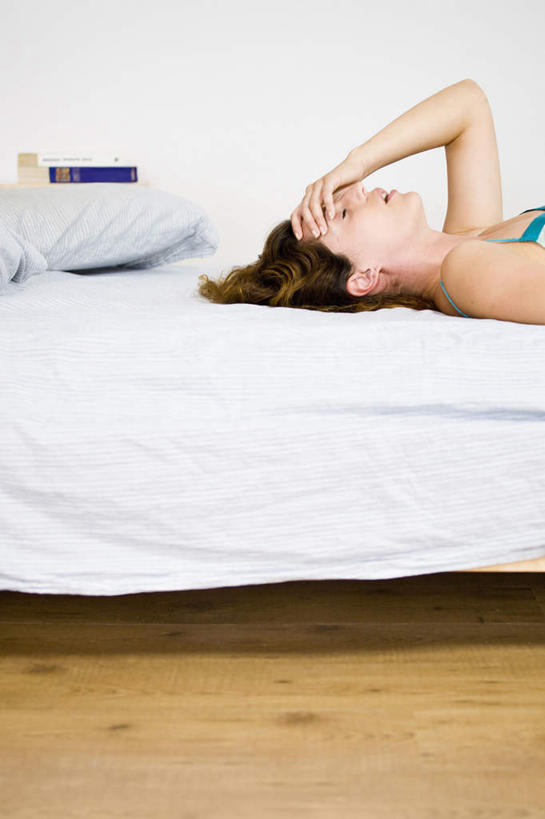 西方人,脸,头,脸颊,手,一个人,躺,举,闭眼,睡,竖图,室内,特写,白天,侧面,床,地板,卧室,欧洲,欧洲人,仅一个年轻女性,仅一个女性,仅一个人,服装,墙,双人床,床单,地面,休闲装,被子,肩膀,木地板,墙壁,墙面,衣服,托,休闲,手部,休闲服,搭,服饰,单手,被单,搭着,卧着,年轻女性,女人,女性,白种人,头部,脸部,脸蛋,面部,闭眼睛,闭着眼,闭着眼睛,举起,举手,举着,困,困觉,寝息,睡觉,躺着,卧,向上举,向上伸,向上托,半身,彩图,睡房,卧房