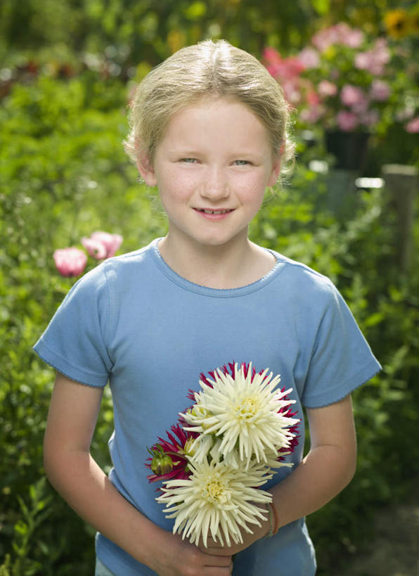 西方人,儿童,一个人,站,笑,微笑,露齿笑,竖图,室外,白天,正面,纯洁,植物,欧洲,欧洲人,仅一个女性,仅一个人,握,阴影,服装,朦胧,模糊,盛开,光线,影子,拿,花蕾,拿着,注视,休闲装,花,花瓣,花朵,鲜花,树,树木,小孩,衣服,蓝色,绿色,阳光,自然,花苞,花蕊,观察,看,站着,仅一个小孩,休闲,休闲服,可爱,童年,童趣,握着,服饰,生长,成长,观看,察看,关注,童真,烂漫,无邪,天真,女孩,女人,女性,白种人,孩子,站立,半身,彩图,女生