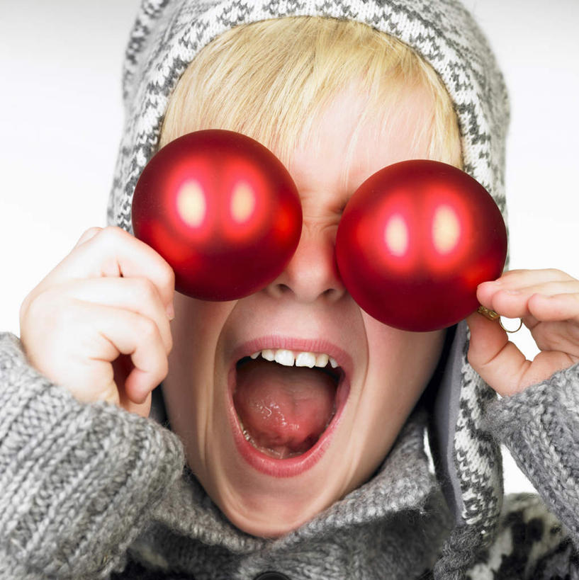 西方人,儿童,脸,头,脸颊,手,一个人,站,笑,大笑,横图,室内,特写,白天,正面,兴奋,纯洁,欧洲,圣诞节,欧洲人,双手,仅一个男性,仅一个人,握,服装,节日,庆祝,装饰,挂饰,墙,圣诞球,拿,拿着,休闲装,文化,肩膀,墙壁,墙面,球,两个,小孩,衣服,红色,灰色,站着,张嘴,仅一个小孩,庆典,休闲,球体,手部,休闲服,连帽衫,可爱,童年,童趣,握着,遮,遮掩,服饰,纪念,华丽,修饰,点缀,掩盖,遮挡,帽衫,张大嘴巴,童真,烂漫,无邪,遮盖,哈哈大笑,衬托,美观,雅致,雅观,掩饰,天真,男孩,男人,男性,白种人,孩子,头部,脸部,脸蛋,面部,张开嘴,站立,半身,彩图,高兴,狂笑,男生