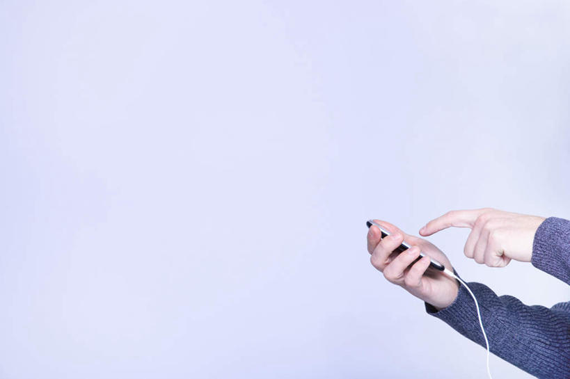 西方人,手,一个人,横图,室内,特写,白天,侧面,陶醉,快乐,满意,幸福,欧洲,欧洲人,双手,仅一个男性,仅一个人,握,蓝色背景,服装,音响,音乐,拿,音乐播放器,拿着,休闲装,娱乐,仅一个年轻男性,一个,衣服,耳机,随身听,享受,休闲,手部,休闲服,放松,握着,摄影,服饰,影棚,单个,舒适,享乐,MP3播放器,男人,男性,年轻男性,白种人,半身,彩图,影棚拍摄,拍摄,播放器,沉醉