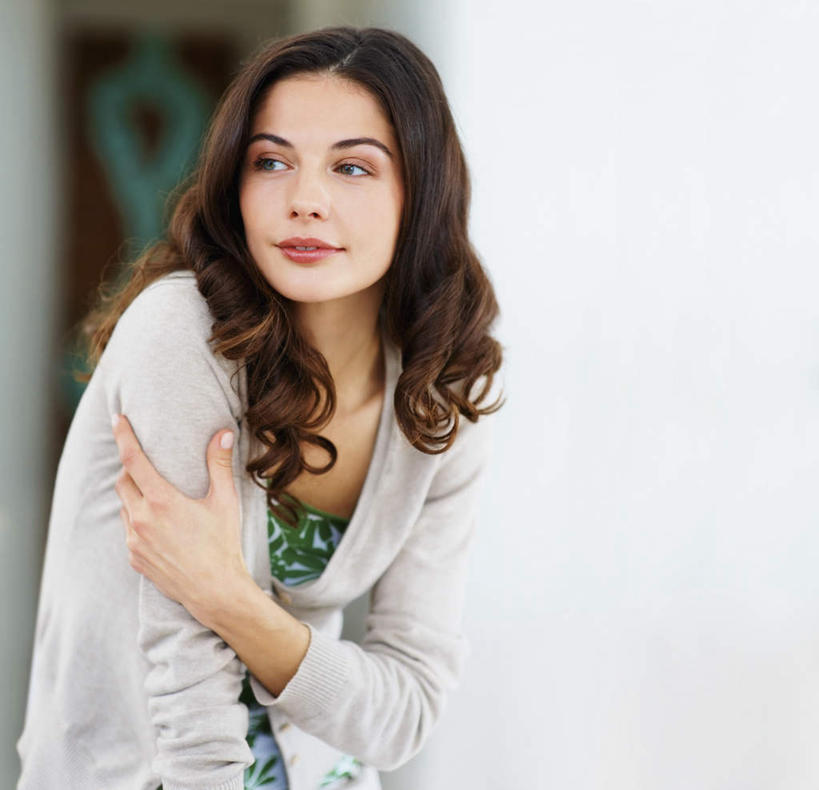 西方人,一个人,站,举,横图,室内,白天,正面,欧洲,欧洲人,仅一个年轻女性,仅一个女性,仅一个人,弯腰,握,服装,朦胧,模糊,墙,拿,拿着,注视,休闲装,墙壁,墙面,衣服,白色,灰色,观察,看,托,站着,休闲,休闲服,握着,服饰,观看,察看,关注,弯身,年轻女性,女人,女性,白种人,举起,举手,举着,向上举,向上伸,向上托,站立,半身,彩图