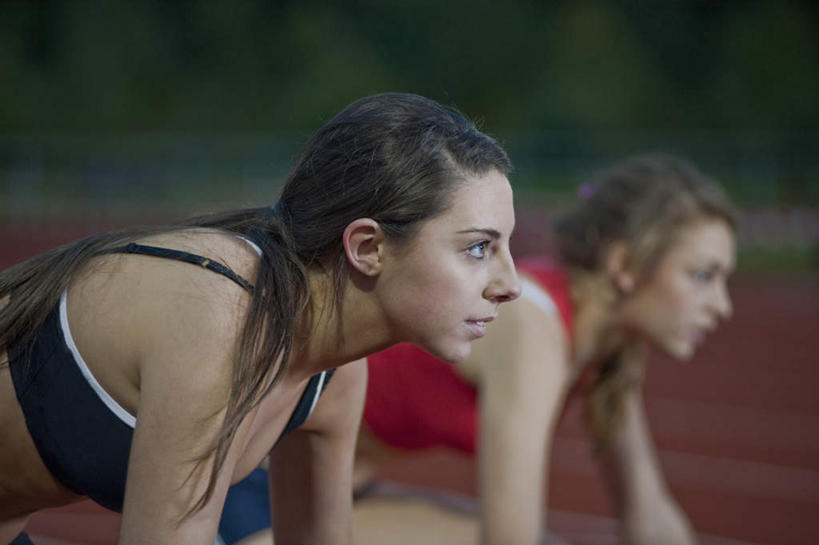 西方人,脸,头,脸颊,头发,两个人,伙伴,朋友,体育馆,运动场,蹲,横图,室外,特写,白天,侧面,运动服,友谊,树林,植物,欧洲,欧洲人,撑,阴影,服装,朦胧,模糊,光线,影子,跑道,注视,体育场,肩膀,树,树木,衣服,红色,蓝色,绿色,黑色,阳光,自然,观察,看,服饰,田径场,生长,成长,观看,察看,撑着,衣着,穿着,关注,塑胶跑道,运动馆,衣饰,友情,年轻女性,女人,女性,白种人,头部,长发,直发,脸部,脸蛋,面部,蹲着,半身,彩图,全天候田径运动跑道,运动装