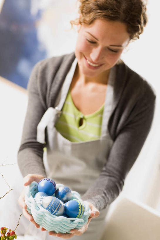 西方人,一个人,站,捧,笑,微笑,露齿笑,竖图,俯视,室内,白天,餐桌,桌子,欧洲,复活节,欧洲人,仅一个年轻女性,仅一个女性,仅一个人,许多,阴影,服装,节日,朦胧,模糊,庆祝,反射,围裙,影子,陶瓷,墙,蛋,陶瓷制品,很多,注视,休闲装,文化,墙壁,墙面,衣服,蓝色,灰色,容器,碗,低头,观察,看,站着,庆典,休闲,休闲服,服饰,餐台,观看,纪念,储藏,察看,储存,关注,彩蛋,复活节彩蛋,年轻女性,女人,女性,白种人,端,端着,捧着,手捧,站立,半身,彩图,高角度拍摄,贮存