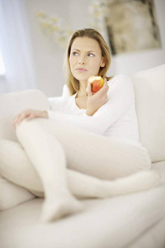 西方人,一个人,客厅,坐,吃,竖图,室内,白天,正面,窗户,窗帘,落地窗,沙发,苹果,水果,欧洲,欧洲人,仅一个年轻女性,仅一个女性,仅一个人,握,阴影,服装,新鲜,装饰,反射,影子,生食,食品,果实,拿,拿着,注视,休闲装,玻璃窗,食物,一个,衣服,红色,白色,帘子,观察,看,休闲,休闲服,遮阳,搭,握着,服饰,有机食品,绿色食品,单个,观看,华丽,修饰,点缀,察看,起居室,搭着,关注,衬托,美观,雅致,雅观,客堂,年轻女性,女人,女性,白种人,嚼,食,坐着,彩图,全身,皮沙发