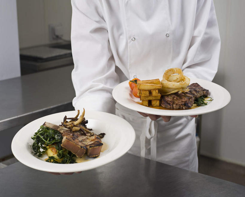 西方人,一个人,厨师,站,捧,横图,俯视,室内,白天,工作服,制服,烹饪,西餐,餐桌,厨房,桌子,蔬菜,餐具,欧洲,欧洲人,仅一个年轻女性,仅一个女性,仅一个人,阴影,新鲜,反射,碟子,盘,影子,墙,调料,酱料,酱汁,肉,佐料,料理,食品,调味品,调味料,酱,菜肴,美食,肉类,墙壁,墙面,食物,白色,盘子,碟,站着,西式,佳肴,有机食品,绿色食品,餐台,肉食,工作制服,年轻女性,女人,女性,白种人,厨师长,厨子,大厨,主厨,端,端着,捧着,手捧,站立,半身,彩图,高角度拍摄,工作套服,灶间