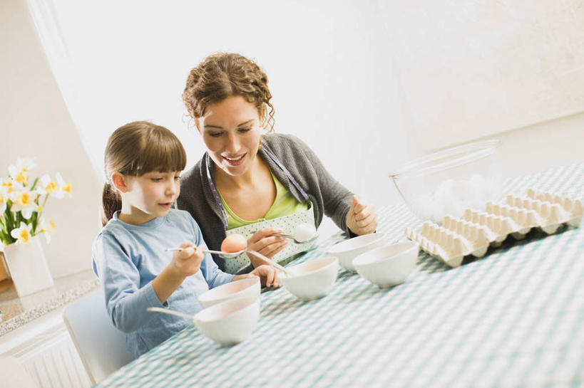 西方人,儿童,中年人,两个人,家庭,母亲,女儿,站,横图,室内,白天,正面,纯洁,植物,餐桌,桌子,欧洲,欧洲人,握,阴影,服装,环保,反射,蛋格,盆栽,影子,勺子,陶瓷,墙,蛋,鸡蛋,盆景,陶瓷制品,拿,拿着,注视,休闲装,墙壁,墙面,小孩,衣服,蓝色,绿色,灰色,自然,容器,调羹,汤匙,碗,低头,观察,看,站着,休闲,温暖,温馨,母女,一家人,休闲服,可爱,母爱,童年,童趣,握着,服饰,生长,能源,成长,餐台,观看,储藏,回收,和睦,资源,察看,储存,关注,利用,童真,低碳,烂漫,无邪,鸡蛋盒,循环,鸡蛋格,蛋托,蛋盒,卵,持续,天真,女孩,女人,女性,中年女性,白种人,孩子,站立,半身,彩图,融洽,贮存,女生