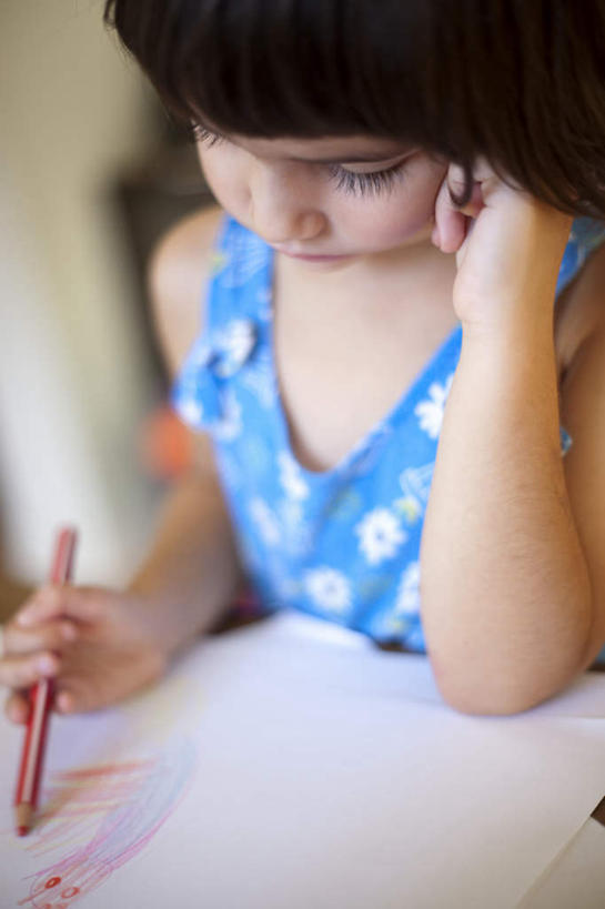 西方人,儿童,一个人,坐,笑,微笑,竖图,俯视,室内,白天,纯洁,桌面,桌子,欧洲,欧洲人,仅一个女性,仅一个人,撑,阴影,服装,朦胧,模糊,反射,木制,影子,纸,墙,纸张,注视,休闲装,墙壁,墙面,小孩,衣服,蓝色,木制品,观察,看,仅一个小孩,休闲,休闲服,可爱,童年,童趣,服饰,观看,察看,撑着,关注,童真,烂漫,无邪,天真,女孩,女人,女性,白种人,孩子,画纸,坐着,半身,彩图,高角度拍摄,铅画纸,素描纸,女生