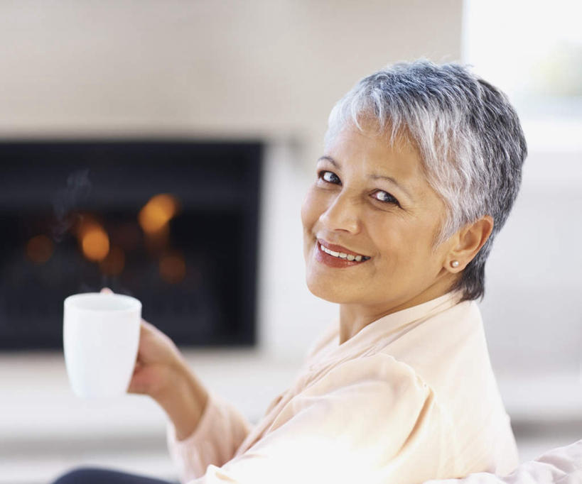 西方人,一个人,客厅,站,笑,微笑,露齿笑,横图,室内,白天,侧面,热情,壁炉,杯子,火,欧洲,欧洲人,仅一个女性,仅一个人,阴影,服装,朦胧,模糊,反射,瓷器,火焰,影子,墙,咖啡杯,陶瓷制品,燃烧,扭头,注视,休闲装,墙壁,墙面,衣服,观察,看,取暖,站着,转头,休闲,休闲服,服饰,仅一个老年女性,观看,察看,起居室,关注,瓷杯,客堂,老年女性,女人,女性,白种人,站立,半身,彩图,取暖设备