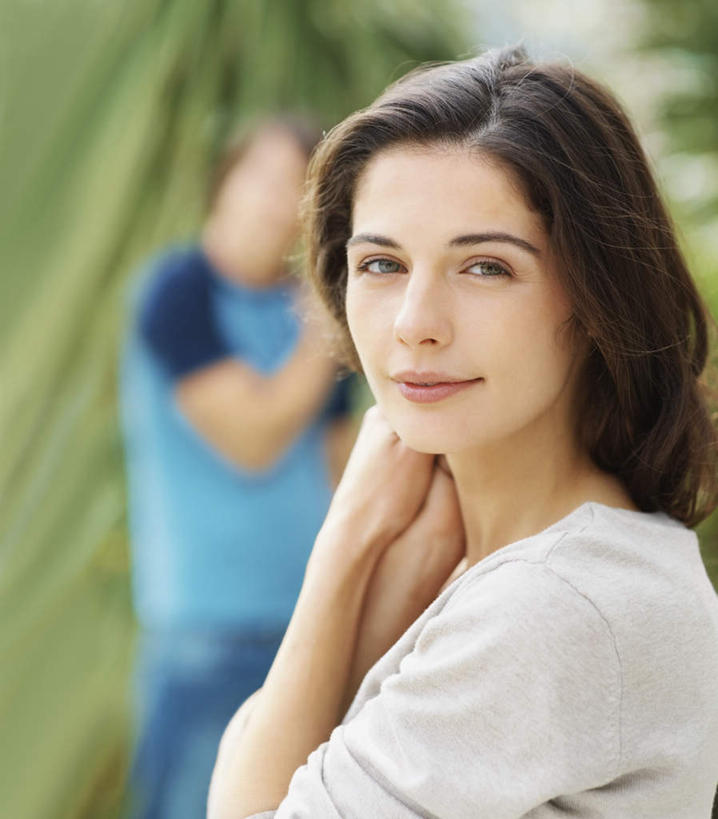 西方人,脸,头,脸颊,头发,两个人,站,举,笑,微笑,竖图,室外,特写,白天,侧面,爱情,树林,植物,欧洲,欧洲人,阴影,服装,朦胧,模糊,光线,影子,浪漫,注视,休闲装,肩膀,树,树木,衣服,蓝色,绿色,黑色,灰色,阳光,自然,观察,看,托,站着,休闲,温暖,温馨,休闲服,恩爱,恋人,服饰,生长,成长,观看,和睦,察看,关注,男人,男性,年轻男性,年轻女性,女人,女性,白种人,头部,长发,直发,脸部,脸蛋,面部,情侣,举起,举手,举着,向上举,向上伸,向上托,站立,半身,彩图,伴侣,融洽