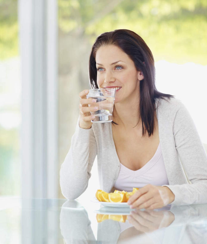 西方人,一个人,坐,笑,微笑,露齿笑,竖图,室外,白天,正面,餐桌,窗户,桌子,柑橘,杯子,水果,欧洲,欧洲人,仅一个年轻女性,仅一个女性,仅一个人,许多,喝,切开,握,阴影,服装,朦胧,模糊,新鲜,光线,影子,生食,食品,果实,很多,拿,拿着,注视,休闲装,玻璃窗,玻璃制品,食物,衣服,阳光,水杯,观察,看,切,休闲,休闲服,握着,服饰,有机食品,绿色食品,餐台,观看,察看,关注,剖面,切面,年轻女性,女人,女性,白种人,玻璃杯,橘子,桔子,橙子,橙,坐着,半身,彩图