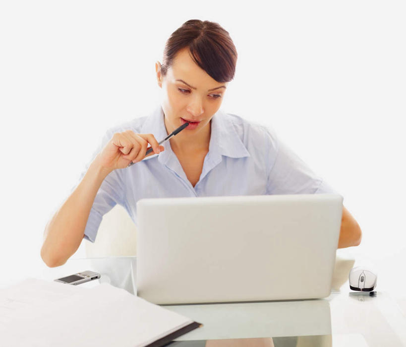 西方人,一个人,商务人士,商务女性,办公室,坐,横图,室内,白天,正面,电脑,笔记本电脑,鼠标,键盘,桌子,欧洲,欧洲人,仅一个年轻女性,仅一个女性,仅一个人,握,咬,阴影,套装,反射,网络,笔,材料,档案,文件,影子,纸,办公桌,墙,办公用品,拿,拿着,注视,输入设备,通讯设备,水笔,墙壁,墙面,文具,手稿,学习用品,资料,观察,看,握着,观看,一台,文具用品,证明,咬着,察看,无线,关注,文档,通信设备,商务装,无线网络,无线上网,便携式电脑,工薪阶层,手提电脑,年轻女性,女人,女性,白种人,白领,上班族,坐着,半身,彩图