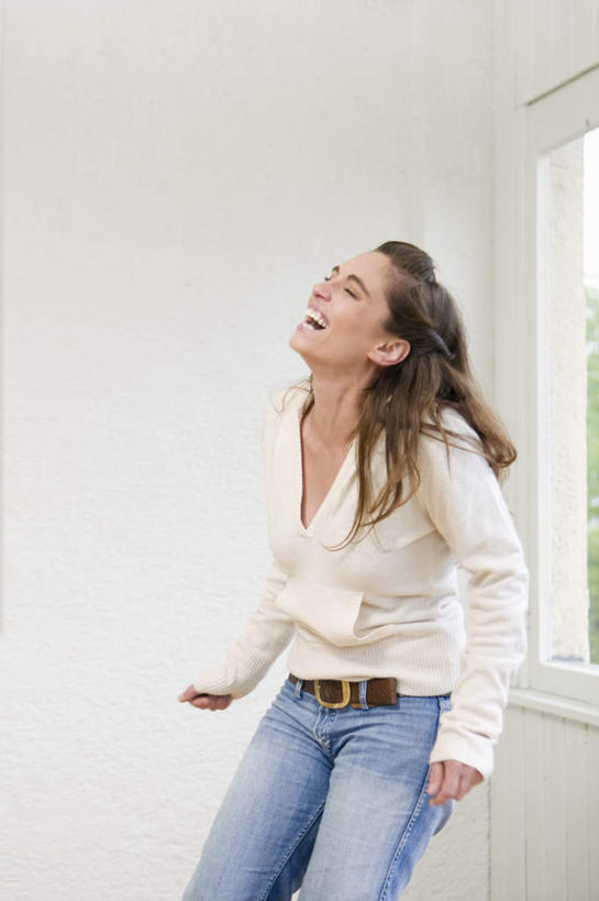 西方人,一个人,站,伸展双臂,笑,微笑,露齿笑,竖图,室内,白天,正面,窗户,落地窗,欧洲,欧洲人,仅一个年轻女性,仅一个女性,仅一个人,阴影,服装,反射,影子,墙,注视,休闲装,玻璃窗,墙壁,墙面,衣服,白色,看,站着,张嘴,休闲,休闲服,服饰,关注,张大嘴巴,年轻女性,女人,女性,白种人,张开嘴,敞开双臂,伸开双臂,抬头,仰头,展开双肩,站立,张开手臂,张开双臂,半身,彩图