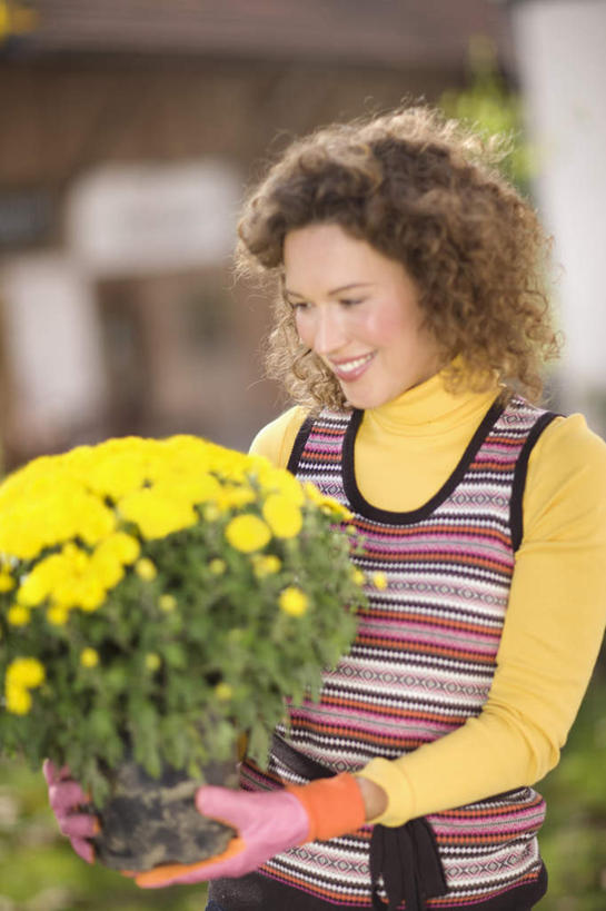 西方人,一个人,站,笑,微笑,露齿笑,竖图,室外,白天,正面,安全,欧洲,欧洲人,仅一个年轻女性,仅一个女性,仅一个人,握,服装,朦胧,模糊,盛开,防护,拿,花蕾,拿着,注视,休闲装,花,花瓣,花朵,鲜花,衣服,黄色,手套,花苞,花蕊,观察,看,站着,一束,休闲,休闲服,握着,服饰,观看,保护,察看,关注,保险,保全,周全,安稳,安定,防护手套,平安,年轻女性,女人,女性,白种人,站立,半身,彩图