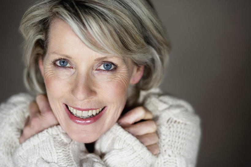 西方人,脸,头,脸颊,手,头发,一个人,笑,双手交叉,微笑,露齿笑,横图,室内,特写,白天,正面,毛衣,欧洲,欧洲人,双手,仅一个女性,仅一个人,灰色背景,注视,肩膀,白色,灰色,观察,看,手部,摄影,仅一个老年女性,影棚,观看,察看,双手抱胸,关注,线衫,老年女性,女人,女性,白种人,头部,卷发,脸部,脸蛋,面部,半身,彩图,影棚拍摄,绒衣,套衫,套头毛衣,线衣,拍摄,短发