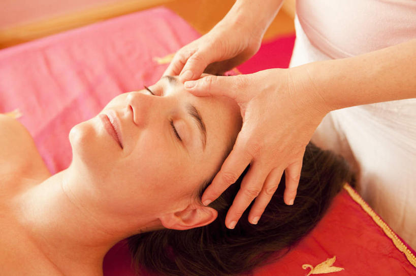 西方人,两个人,按摩师,站,躺,闭眼,摸,横图,俯视,室内,白天,按摩,性感,床,欧洲,欧洲人,抚摸,阴影,反射,影子,床单,被子,裸露,红色,站着,诱惑,被单,裸,火辣,指压,按摩床,卧着,年轻女性,女人,女性,白种人,技师,闭眼睛,闭着眼,闭着眼睛,触摸,接触,躺着,卧,站立,半身,彩图,高角度拍摄,推拿,搓背床,理疗床,美容床,指压床