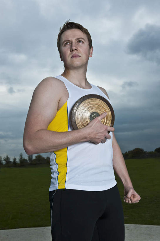 西方人,一个人,运动员,站,举,竖图,室外,白天,仰视,运动服,草地,草坪,树林,植物,欧洲,欧洲人,仅一个男性,仅一个人,握,阴影,服装,光线,影子,云,云朵,拿,云彩,拿着,注视,运动器械,草,树,树木,仅一个年轻男性,一个,衣服,蓝色,绿色,白色,白云,蓝天,天空,阳光,自然,天,观察,看,托,站着,健身器械,握着,服饰,生长,晴朗,单个,成长,观看,察看,衣着,穿着,关注,健身器材,衣饰,铁饼,男人,男性,年轻男性,白种人,晴空,体育运动员,运动选手,举起,举手,举着,向上举,向上伸,向上托,站立,半身,彩图,低角度拍摄,运动器材,运动装