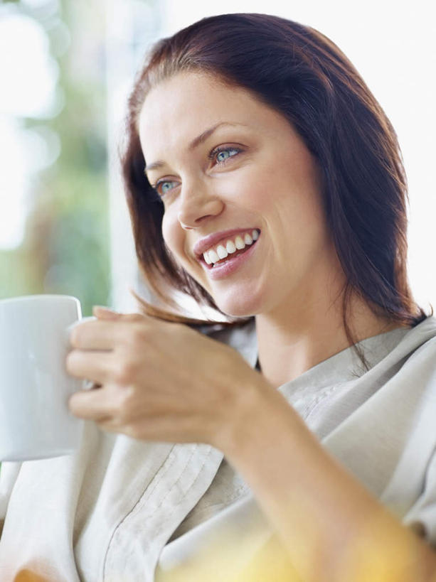 西方人,一个人,坐,笑,微笑,露齿笑,竖图,室内,白天,正面,浴袍,植物,窗户,杯子,欧洲,欧洲人,仅一个年轻女性,仅一个女性,仅一个人,握,朦胧,模糊,陶瓷,墙,陶瓷制品,拿,拿着,注视,玻璃窗,墙壁,墙面,树,树木,一个,绿色,自然,马克杯,水杯,观察,看,握着,生长,单个,成长,观看,察看,关注,年轻女性,女人,女性,白种人,坐着,半身,彩图,汤帷子,浴衣