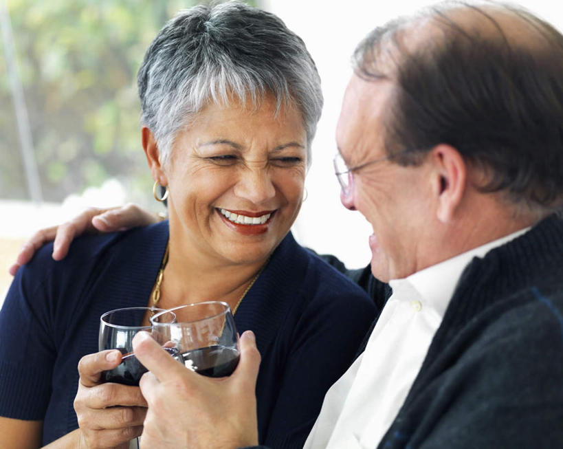 红酒,葡萄酒,西方人,老年人,脸,头,脸颊,手,两个人,家庭,夫妻,坐,笑,微笑,露齿笑,横图,室内,特写,白天,正面,爱情,植物,窗户,落地窗,杯子,欧洲,欧洲人,一副,服装,朦胧,模糊,高脚杯,眼镜,墙,红酒杯,酒类,浪漫,扭头,注视,休闲装,肩膀,玻璃窗,相视,墙壁,墙面,玻璃制品,酒,树,树木,饮料,两个,衣服,绿色,自然,酒杯,观察,看,靠,靠着,转头,休闲,温暖,温馨,一家人,面对面,手部,休闲服,红葡萄酒,恩爱,搭,恋人,服饰,生长,成长,观看,对视,和睦,察看,互视,葡萄酒杯,搭着,关注,相对,近视眼镜,相看,老年男性,老年女性,男人,男性,女人,女性,白种人,头部,脸部,脸蛋,面部,夫妇,情侣,玻璃杯,坐着,半身,彩图,伴侣,融洽