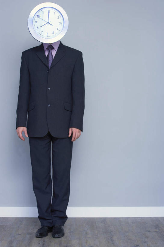 西方人,一个人,商务人士,商务男性,站,竖图,室内,白天,正面,衬衫,地板,欧洲,欧洲人,仅一个男性,仅一个人,仅一个中年男性,套装,时间,时钟,墙,地面,计时,木地板,墙壁,墙面,一个,灰色,钟表,站着,表,遮,遮掩,单个,掩盖,遮挡,商务装,工薪阶层,遮盖,掩饰,男人,男性,中年男性,白种人,白领,上班族,钟,站立,彩图,全身,衬衣