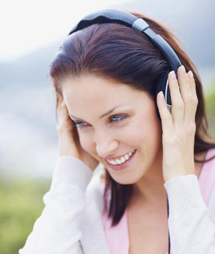 西方人,脸,头,脸颊,手,一个人,站,笑,微笑,露齿笑,竖图,室外,特写,白天,正面,植物,欧洲,欧洲人,仅一个年轻女性,仅一个女性,仅一个人,握,服装,朦胧,模糊,拿,拿着,注视,休闲装,肩膀,树,树木,衣服,绿色,黑色,自然,耳机,耳麦,观察,看,站着,休闲,手部,休闲服,握着,服饰,生长,成长,观看,察看,麦克风,头戴式耳麦,关注,年轻女性,女人,女性,白种人,头部,直发,脸部,脸蛋,面部,站立,半身,彩图,头戴式耳机,短发