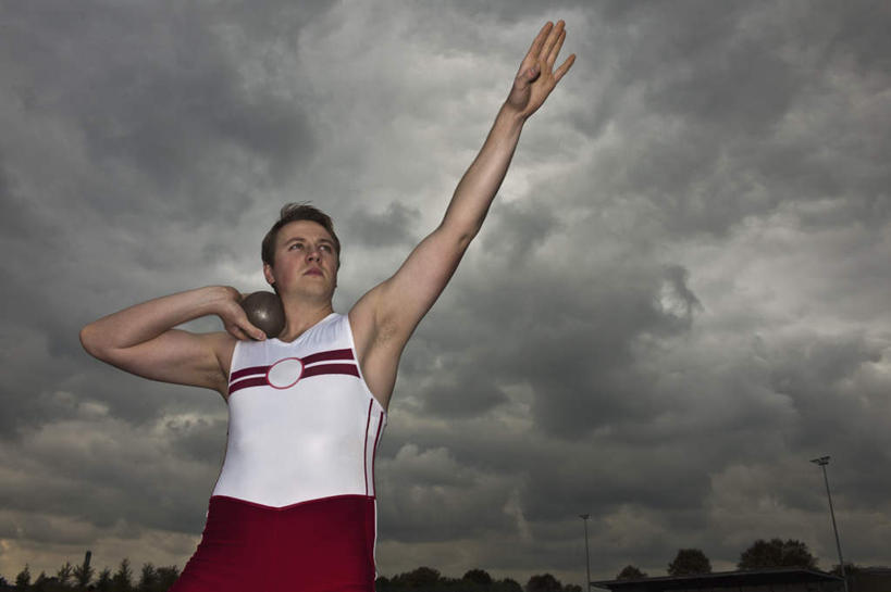 西方人,一个人,站,举,伸展双臂,横图,室外,白天,仰视,运动服,锻炼,旅游,度假,运动,植物,欧洲,欧洲人,仅一个女性,仅一个人,服装,乌云,云,阴天,云朵,云彩,注视,娱乐,运动器械,树,树木,衣服,绿色,天空,自然,天,观察,看,托,站着,仅一个中年女性,享受,休闲,健身器械,放松,服饰,生长,成长,观看,察看,昏暗,衣着,阴沉,穿着,关注,室外运动,健身器材,户外运动,衣饰,铅球,女人,女性,中年女性,白种人,敞开双臂,举起,举手,举着,伸开双臂,向上举,向上伸,向上托,展开双肩,站立,张开手臂,张开双臂,半身,彩图,低角度拍摄,健身,运动器材,运动装