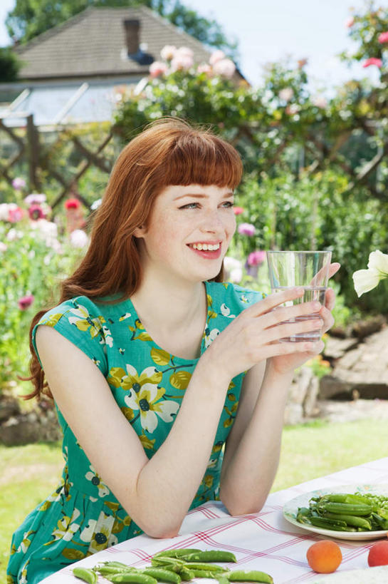 西方人,一个人,坐,竖图,室外,白天,正面,草地,草坪,树林,植物,餐桌,桌子,蔬菜,杯子,餐具,欧洲,欧洲人,仅一个年轻女性,仅一个女性,仅一个人,握,服装,新鲜,盛开,碟子,盘,豆类,豆子,豌豆,食品,拿,花蕾,拿着,注视,休闲装,荷兰豆,玻璃制品,草,花,花瓣,花朵,鲜花,树,树木,食物,衣服,蓝色,绿色,蓝天,天空,自然,盘子,水杯,碟,天,花苞,花蕊,观察,看,休闲,休闲服,握着,服饰,有机食品,绿色食品,生长,晴朗,成长,餐台,观看,察看,关注,雪豆,豆科,万里无云,寒豆,毕豆,麻累,国豆,小寒豆,麦豌豆,年轻女性,女人,女性,白种人,玻璃杯,晴空,晴空万里,坐着,半身,彩图