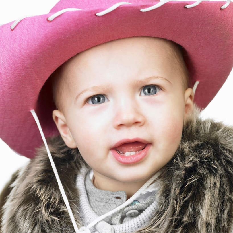 西方人,婴儿,儿童,脸,头,脸颊,一个人,笑,微笑,露齿笑,方图,室内,特写,白天,白色背景,正面,纯洁,帽子,欧洲,欧洲人,仅一个人,服装,注视,休闲装,小孩,衣服,观察,看,张嘴,休闲,休闲服,牛仔帽,可爱,摄影,服饰,活泼,影棚,观看,察看,关注,宝宝,张大嘴巴,纯真,烂漫,无邪,伶俐,天真,白种人,孩子,头部,脸部,脸蛋,面部,张开嘴,半身,彩图,影棚拍摄,拍摄