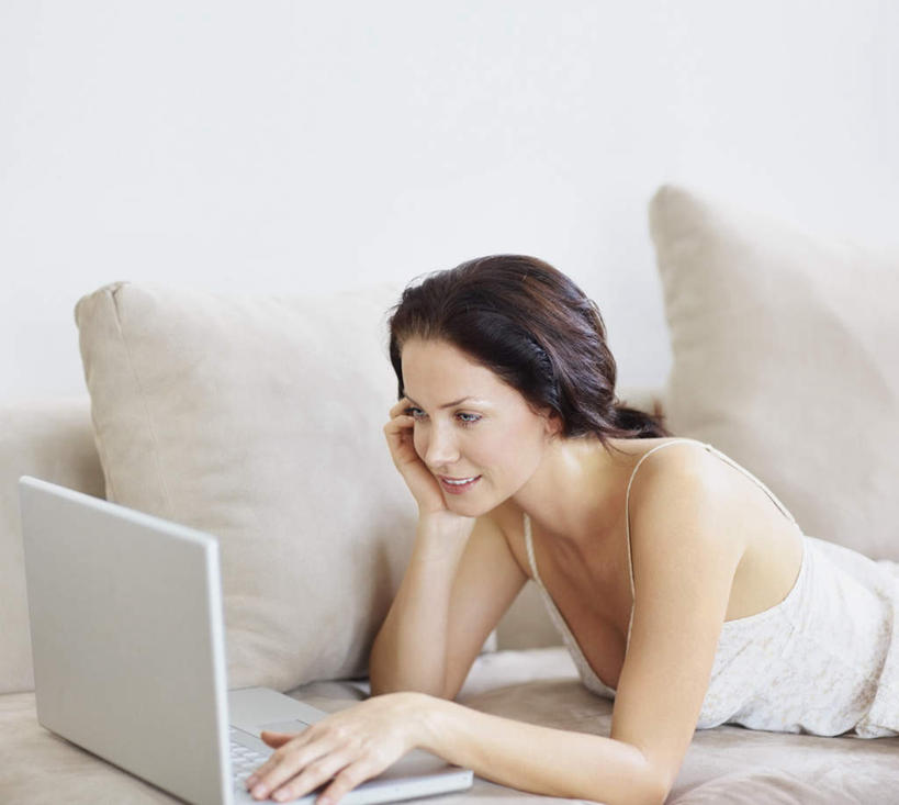 西方人,一个人,客厅,躺,横图,室内,白天,侧面,电脑,笔记本电脑,靠垫,沙发,欧洲,欧洲人,仅一个年轻女性,仅一个女性,仅一个人,撑,敲打,服装,网络,背心,墙,靠枕,托腮,注视,输入,通讯设备,墙壁,墙面,衣服,垫子,枕头,打字,观察,看,托,服饰,观看,点击,敲击,察看,无线,起居室,衣着,穿着,关注,托下巴,通信设备,无线网络,布艺沙发,无线上网,便携式电脑,衣饰,客堂,卧着,按键,手提电脑,年轻女性,女人,女性,白种人,躺着,卧,半身,彩图