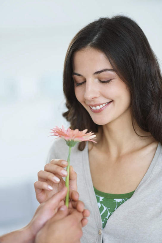 西方人,两个人,笑,微笑,露齿笑,竖图,室外,白天,正面,爱情,欧洲,欧洲人,握,服装,盛开,非洲菊,浪漫,拿,花蕾,拿着,注视,休闲装,花,花瓣,花朵,鲜花,衣服,花苞,花蕊,观察,看,休闲,温暖,温馨,休闲服,菊花,恩爱,握着,恋人,服饰,观看,和睦,察看,关注,扶郎花,灯盏花,千日菊,男人,男性,年轻男性,年轻女性,女人,女性,白种人,情侣,半身,彩图,伴侣,融洽