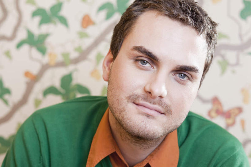 西方人,脸,头,脸颊,一个人,笑,微笑,横图,室内,特写,白天,正面,壁纸,欧洲,欧洲人,仅一个男性,仅一个人,仅一个中年男性,服装,朦胧,模糊,墙,棕色,注视,休闲装,肩膀,墙壁,墙面,衣服,观察,看,休闲,休闲服,服饰,观看,察看,关注,男人,男性,中年男性,白种人,头部,卷发,脸部,脸蛋,面部,墙纸,半身,彩图,短发