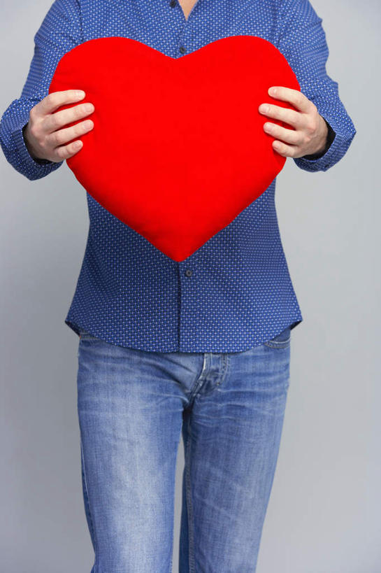 西方人,一个人,站,竖图,室内,白天,正面,爱情,欧洲,欧洲人,仅一个男性,仅一个人,仅一个中年男性,握,灰色背景,服装,裤子,爱心,浪漫,拿,拿着,牛仔裤,休闲装,衣服,红色,站着,休闲,温暖,温馨,心形,休闲服,恩爱,握着,摄影,服饰,影棚,和睦,男人,男性,中年男性,白种人,心型,站立,半身,彩图,影棚拍摄,拍摄,融洽