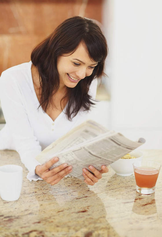 果汁,西方人,一个人,躺,笑,微笑,露齿笑,竖图,室内,白天,正面,报纸,杯子,欧洲,欧洲人,仅一个女性,仅一个人,握,服装,信息,墙,饮品,拿,拿着,注视,休闲装,墙壁,墙面,玻璃制品,饮料,衣服,水杯,观察,看,仅一个中年女性,休闲,休闲服,握着,服饰,观看,新闻,察看,关注,可口,适口,卧着,女人,女性,中年女性,白种人,玻璃杯,躺着,卧,半身,彩图,报刊