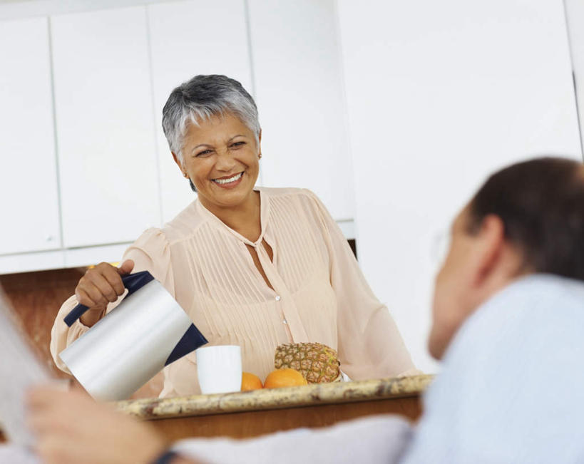 咖啡,西方人,老年人,两个人,家庭,夫妻,坐,说,横图,室内,白天,正面,爱情,讨论,幸福,餐桌,厨房,桌子,菠萝,报纸,杯子,水果,欧洲,欧洲人,握,服装,朦胧,模糊,新鲜,信息,壶,墙,生食,食品,果实,浪漫,拿,拿着,扭头,注视,休闲装,娱乐,墙壁,墙面,水壶,食物,饮料,衣服,茶壶,容器,水杯,观察,看,转头,享受,休闲,温暖,温馨,一家人,休闲服,恩爱,放松,乐趣,握着,恋人,服饰,有机食品,绿色食品,餐台,观看,新闻,和睦,察看,提神,舒适,关注,醒脑,软饮料,交流,老年男性,老年女性,男人,男性,女人,女性,白种人,夫妇,情侣,茶杯,凤梨,沟通,讲话,交谈,商讨,说话,谈话,坐着,半身,彩图,灶间,伴侣,融洽,报刊