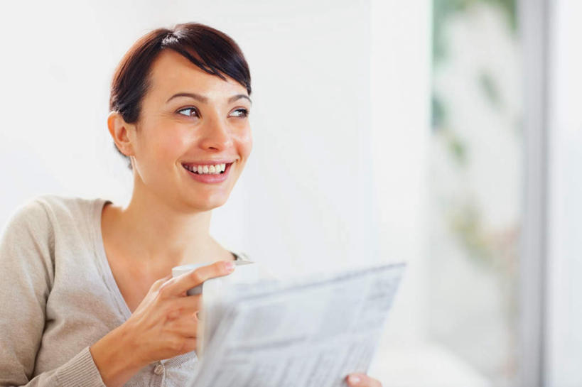 西方人,一个人,客厅,坐,笑,微笑,露齿笑,横图,室内,白天,正面,沙发,报纸,杯子,欧洲,欧洲人,仅一个女性,仅一个人,握,服装,朦胧,模糊,信息,瓷器,墙,咖啡杯,陶瓷制品,拿,拿着,注视,休闲装,墙壁,墙面,玻璃制品,衣服,酒杯,啤酒杯,观察,看,仅一个中年女性,休闲,休闲服,握着,服饰,观看,新闻,察看,起居室,关注,瓷杯,布艺沙发,客堂,女人,女性,中年女性,白种人,玻璃杯,坐着,半身,彩图,报刊