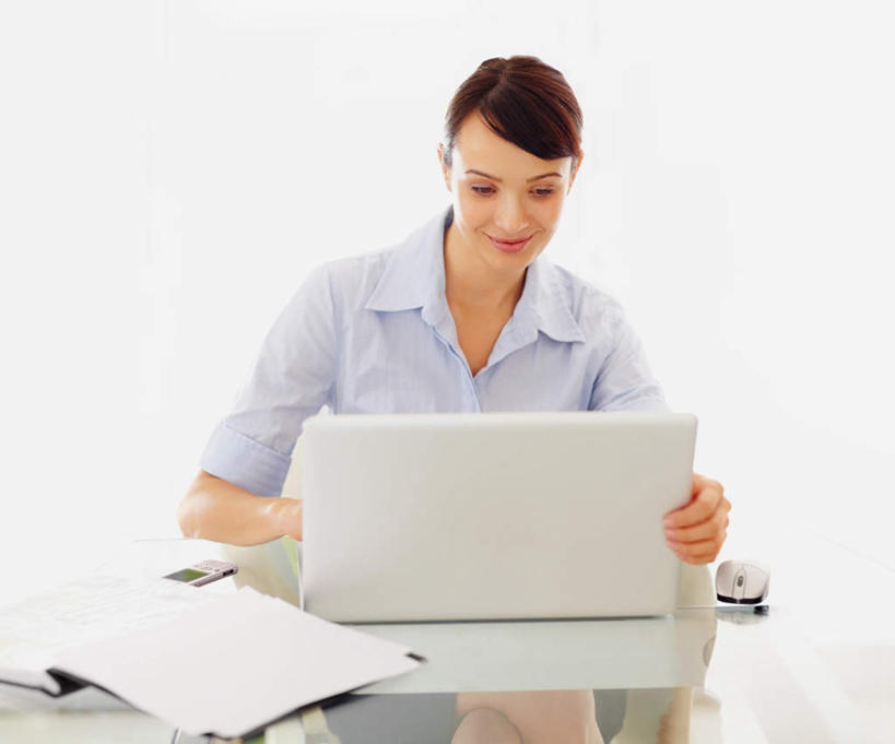 西方人,一个人,商务人士,商务女性,坐,笑,微笑,横图,室内,白天,正面,电脑,笔记本电脑,桌子,椅子,欧洲,欧洲人,仅一个女性,仅一个人,握,套装,网络,材料,档案,文件,纸,办公桌,墙,拿,拿着,注视,通讯设备,墙壁,墙面,手稿,资料,观察,看,仅一个中年女性,握着,观看,证明,察看,无线,关注,文档,通信设备,商务装,无线网络,无线上网,便携式电脑,工薪阶层,手提电脑,女人,女性,中年女性,白种人,白领,上班族,坐着,半身,彩图