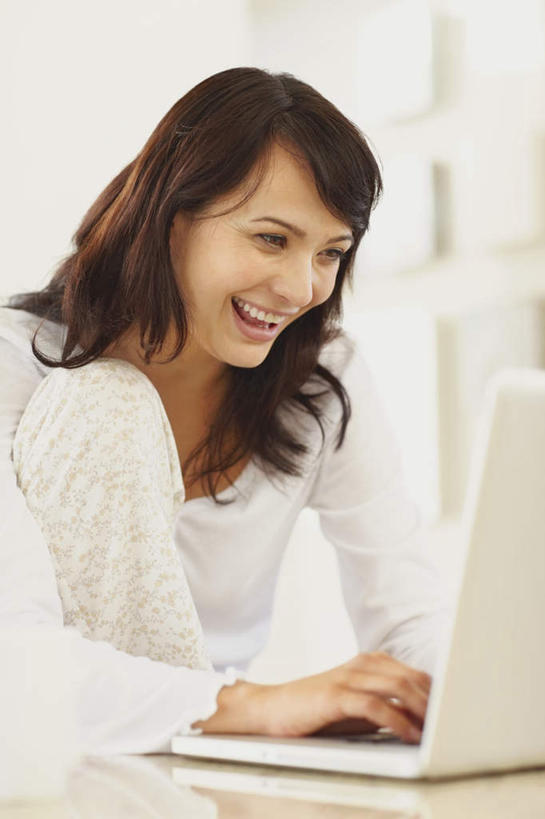 西方人,坐,笑,微笑,露齿笑,竖图,室内,白天,正面,电脑,笔记本电脑,桌子,椅子,欧洲,欧洲人,敲打,服装,网络,办公桌,注视,休闲装,输入,通讯设备,衣服,打字,观察,看,休闲,休闲服,服饰,观看,点击,敲击,察看,无线,关注,通信设备,无线网络,无线上网,便携式电脑,按键,手提电脑,白种人,坐着,半身,彩图