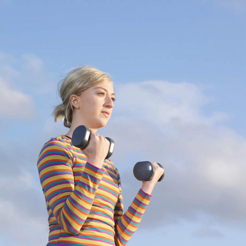 西方人,一个人,站,方图,室外,白天,仰视,哑铃,欧洲,欧洲人,仅一个年轻女性,仅一个女性,仅一个人,握,服装,云,云朵,拿,云彩,拿着,注视,休闲装,运动器械,衣服,蓝色,白云,蓝天,天空,天,观察,看,站着,休闲,休闲服,健身器械,握着,服饰,晴朗,观看,察看,关注,健身器材,年轻女性,女人,女性,白种人,晴空,站立,半身,彩图,低角度拍摄,运动器材