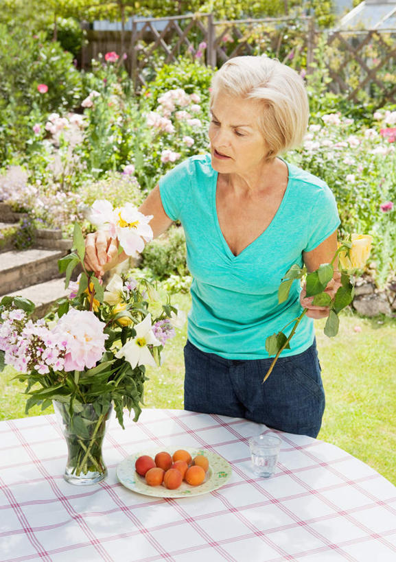 西方人,一个人,站,竖图,室外,白天,正面,草地,草坪,植物,餐桌,楼梯,桌子,蔬菜,西红柿,小番茄,餐具,花瓶,欧洲,欧洲人,仅一个女性,仅一个人,握,服装,新鲜,盛开,布料,碟子,盘,阶梯,食品,拿,花蕾,布纹,拿着,注视,休闲装,台阶,玻璃制品,桌布,草,花,花瓣,花朵,鲜花,食物,衣服,绿色,盘子,玻璃瓶,餐巾,瓶子,碟,台布,花苞,花蕊,观察,看,站着,休闲,休闲服,握着,服饰,仅一个老年女性,有机食品,绿色食品,餐台,观看,察看,关注,小西红柿,樱桃小番茄,珍珠小番茄,老年女性,女人,女性,白种人,樱桃番茄,圣女果,番茄,站立,半身,彩图