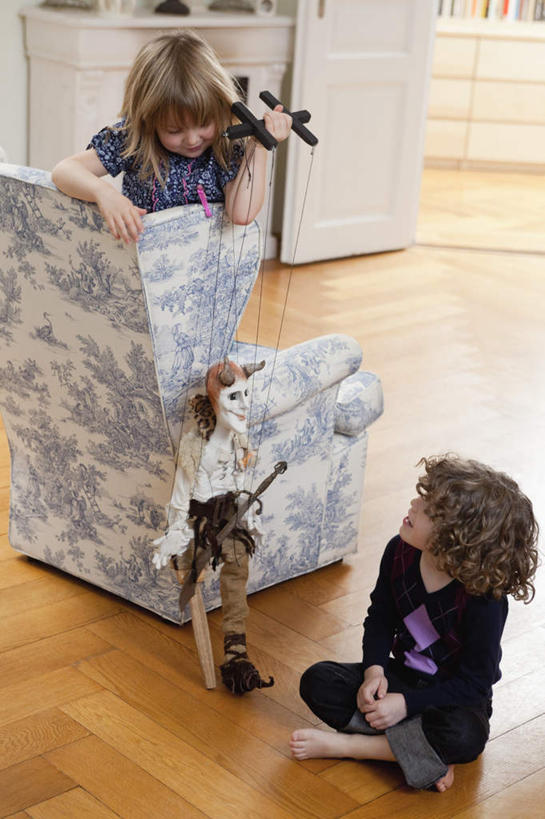 西方人,儿童,两个人,家庭,客厅,站,坐,盘腿,竖图,室内,白天,正面,纯洁,地板,沙发,欧洲,欧洲人,握,服装,地面,拿,拿着,注视,休闲装,木地板,小孩,衣服,观察,看,站着,休闲,温暖,温馨,一家人,休闲服,可爱,童年,童趣,握着,服饰,观看,和睦,察看,起居室,关注,布艺沙发,童真,烂漫,无邪,客堂,天真,男孩,男人,男性,女孩,女人,女性,白种人,盘腿而坐,盘膝,盘着腿的,盘着腿坐,双腿交叉,站立,坐着,彩图,全身,融洽,男生,女生