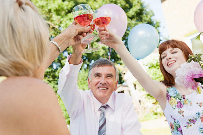 葡萄酒,西方人,三个人,家庭,夫妻,母亲,父亲,女儿,坐,举,笑,微笑,露齿笑,横图,室外,白天,仰视,衬衫,西装,爱情,植物,杯子,欧洲,欧洲人,握,阴影,套装,服装,正装,装饰,光线,高脚杯,影子,塑料,领带,红酒杯,酒类,浪漫,拿,拿着,注视,休闲装,职业装,玻璃制品,酒,树,树木,饮料,衣服,绿色,阳光,自然,酒杯,气球,塑料制品,观察,看,托,休闲,温暖,温馨,父女,母女,一家人,休闲服,橡胶,恩爱,父爱,母爱,握着,恋人,服饰,生长,成长,观看,华丽,修饰,点缀,和睦,察看,葡萄酒杯,关注,橡胶制品,衬托,美观,雅致,雅观,男人,男性,年轻女性,女人,女性,中年男性,中年女性,白种人,夫妇,情侣,玻璃杯,举起,举手,举着,向上举,向上伸,向上托,坐着,半身,彩图,低角度拍摄,衬衣,伴侣,融洽