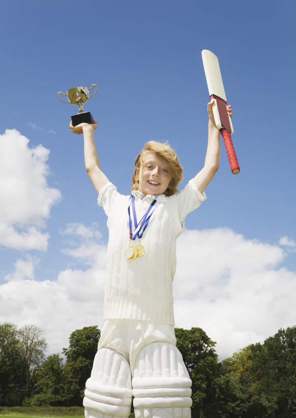 西方人,儿童,一个人,站,举,竖图,室外,白天,仰视,运动服,纯洁,成功,胜利,植物,欧洲,欧洲人,仅一个男性,仅一个人,握,服装,云,云朵,拿,云彩,拿着,注视,树,树木,小孩,衣服,蓝色,绿色,白云,蓝天,天空,自然,天,观察,看,托,站着,仅一个小孩,光彩,可爱,童年,童趣,握着,服饰,生长,晴朗,成长,观看,察看,衣着,穿着,关注,奖牌,荣誉,奖品,童真,烂漫,无邪,荣耀,衣饰,光荣,天真,男孩,男人,男性,白种人,孩子,晴空,举起,举手,举着,向上举,向上伸,向上托,站立,半身,彩图,低角度拍摄,奖杯,男生,运动装