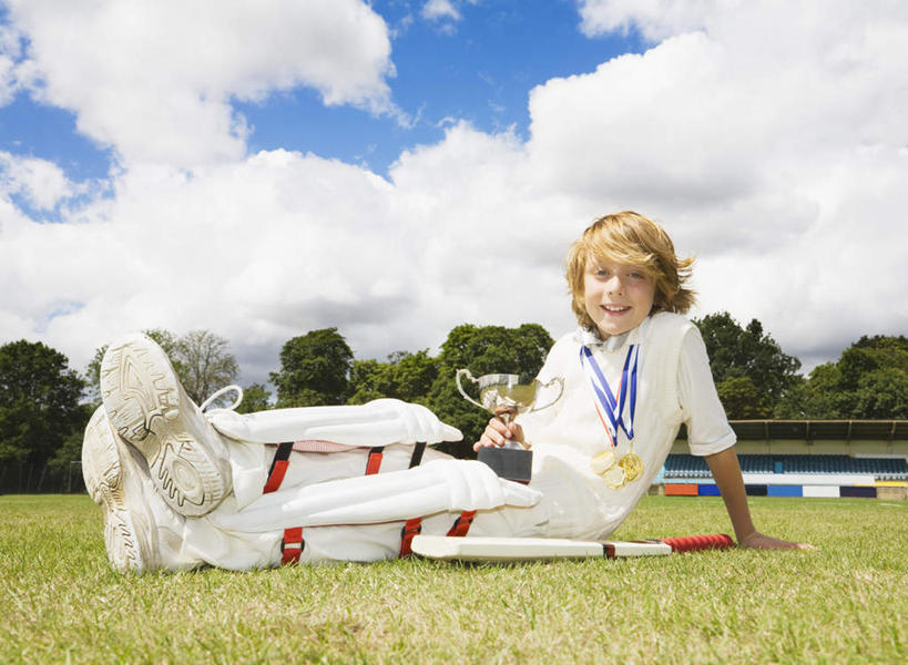 西方人,儿童,一个人,坐,笑,微笑,露齿笑,横图,室外,白天,正面,运动服,纯洁,成功,胜利,草地,草坪,树林,植物,欧洲,欧洲人,仅一个男性,仅一个人,撑,握,服装,云,云朵,拿,云彩,拿着,注视,草,树,树木,小孩,衣服,蓝色,绿色,白云,蓝天,天空,自然,天,观察,看,仅一个小孩,光彩,可爱,童年,童趣,握着,服饰,生长,晴朗,成长,观看,察看,撑着,衣着,穿着,关注,奖牌,荣誉,奖品,童真,烂漫,无邪,荣耀,衣饰,光荣,天真,男孩,男人,男性,白种人,孩子,晴空,坐着,彩图,全身,奖杯,男生,运动装