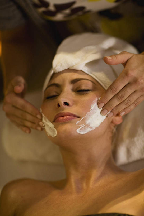 西方人,两个人,按摩师,躺,闭眼,竖图,俯视,室内,白天,按摩,化妆,美容,床,靠垫,欧洲,欧洲人,擦,抚摸,护肤,美白,纺织物,润肤露,床单,靠枕,被子,裸露,垫子,毛巾,枕头,清洁,保养,享受,休闲,放松,去角质,擦拭,保健,保湿,保暖,滋润,乳液,被单,护肤品,去死皮,裸,护肤用品,舒缓,透气,养颜,指压,按摩床,防水,去污,控油,紧肤,嫩肤,祛痘,去痘,祛角质,抗衰,再生,增白,补水,祛斑,抗皱,防皱,除皱,去皱,储水,耐磨,吸水,揩擦,拭,卧着,年轻女性,女人,女性,中年女性,白种人,技师,闭眼睛,闭着眼,闭着眼睛,躺着,卧,半身,彩图,高角度拍摄,推拿,搓背床,理疗床,美容床,指压床,轻抚